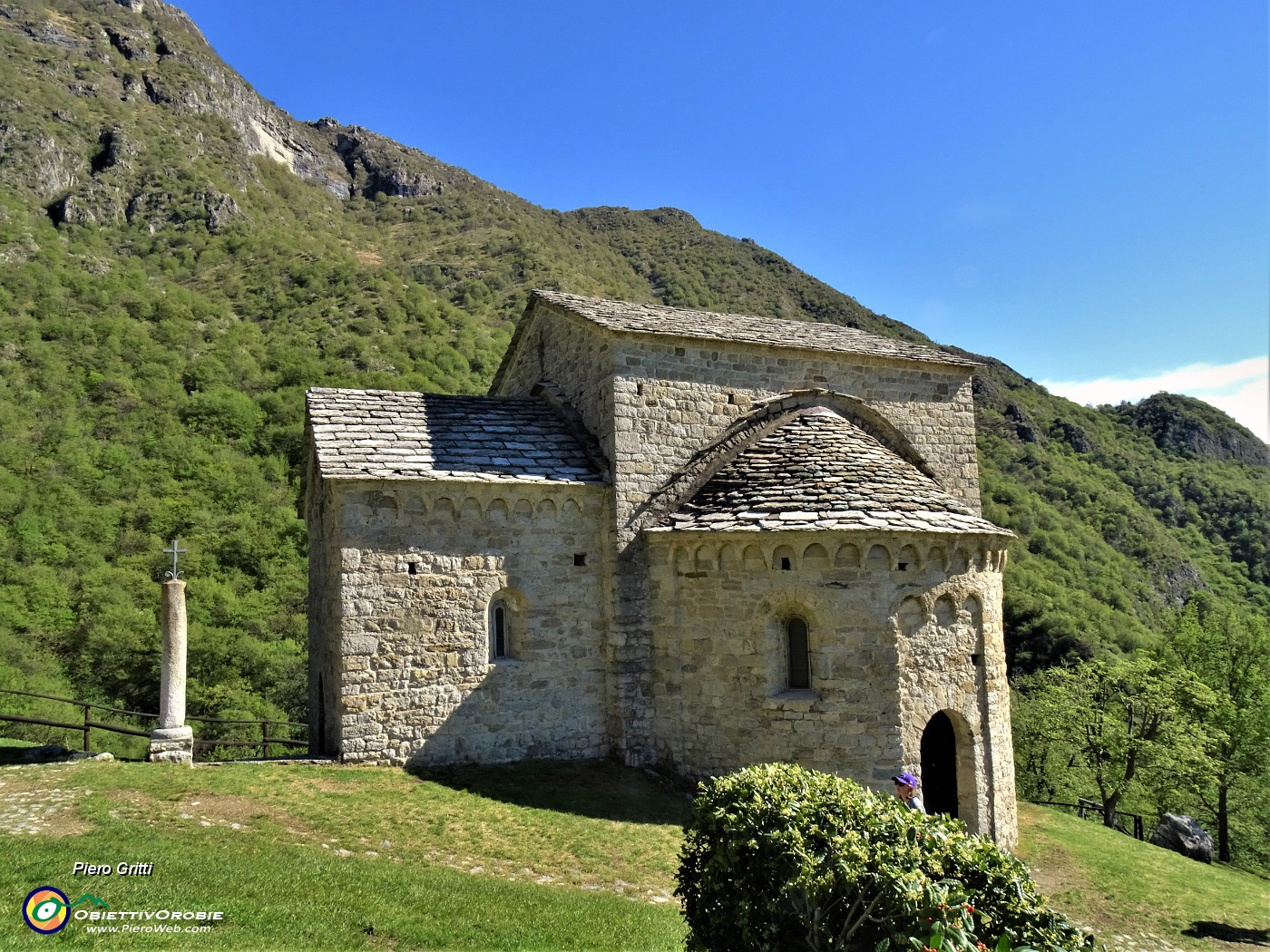 28 Oratorio di San Benedettocon vista sul Corno Birone.JPG